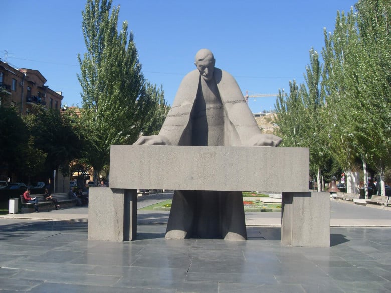Alexandr Tamanian's statue in Yerevan