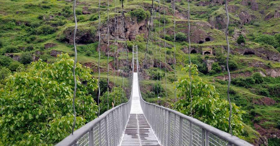 Khndzoresk swinging bridge Khndzoresk swinging bridge