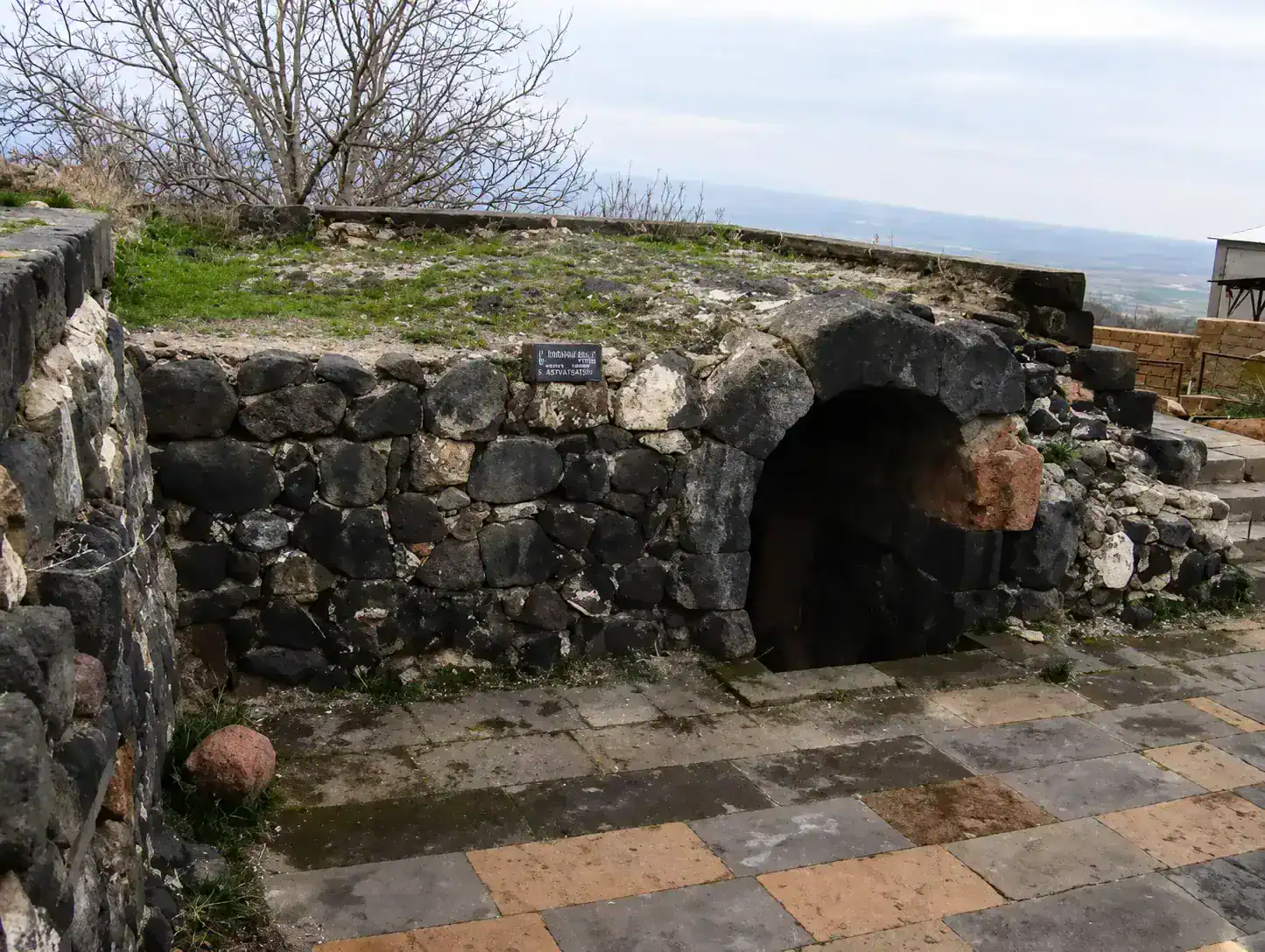 Արշակունյաց թագավորական դամբարան